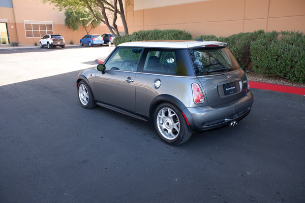 2005 Mini Cooper S - 6-speed manual - Panoramic Roof