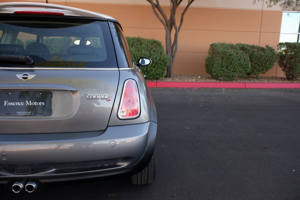 2005 Mini Cooper S - 6-speed manual - Panoramic Roof