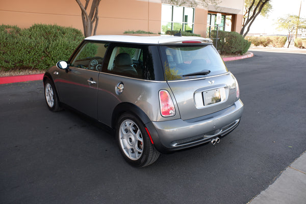 2005 Mini Cooper S - 6-speed manual - Panoramic Roof